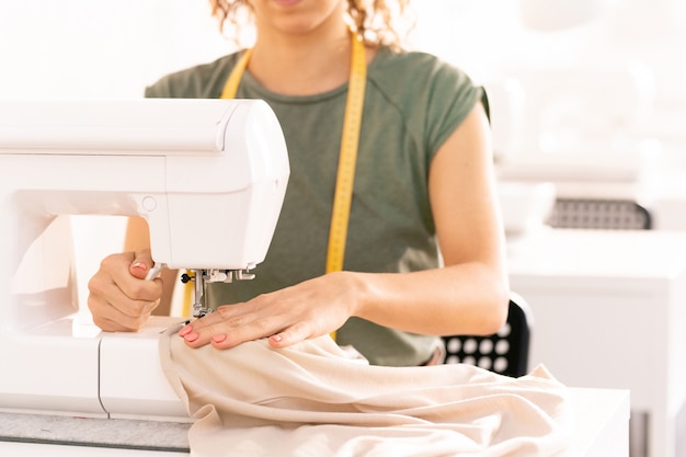 Coser en máquina eléctrica