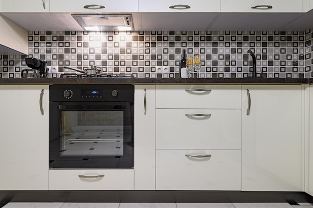 Coseup des minimalen einfachen schwarzen und weißen großen modernen Kücheninnenraums