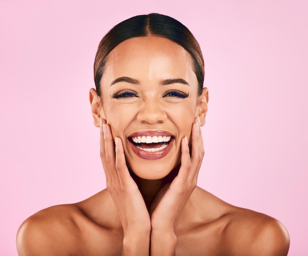 Cosmética beleza e retrato de mulher feliz com maquiagem bem-estar e brilho em fundo rosa Cosmética dermatologia e modelo com sorriso no rosto luxo cuidados faciais e estética saudável no estúdio