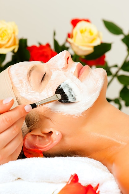 Cosmética y belleza - aplicación de mascarilla facial