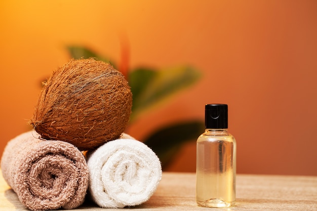 Cosmética natural a base de aceite de coco para un tratamiento de spa.