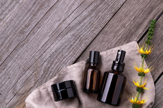 Cosmética natural en contenedores ecológicos sin residuos sobre fondo de madera