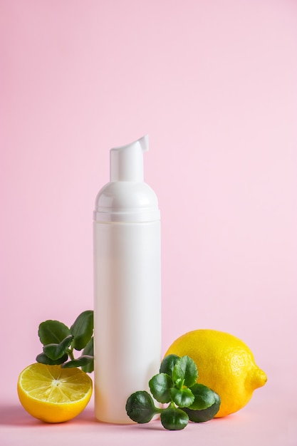 Cosmética natural para el cuidado de la piel con limón Producto de belleza orgánico con cítricos sobre fondo rosa