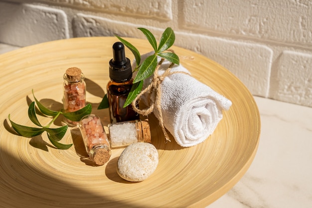 Cosmética natural en envases ecológicos en placa de bambú con toalla de algodón. SPA, productos de belleza para el baño