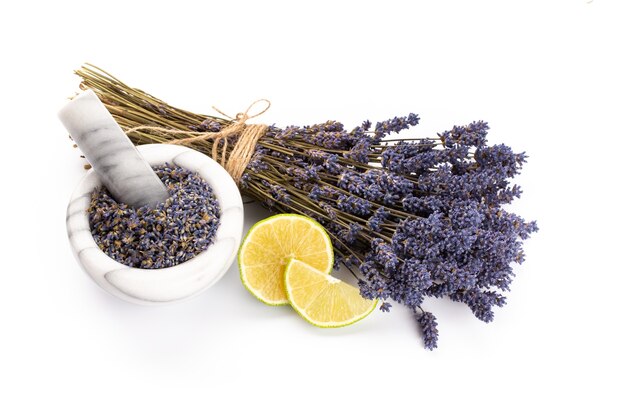 Foto cosmética natural con lavanda y naranja, limón para spa casero en maqueta de vista superior de fondo blanco.