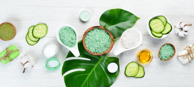 Cosmética natural de pepino verde sobre fondo blanco de madera El concepto de cosmética y spa Vista superior Espacio de copia libre