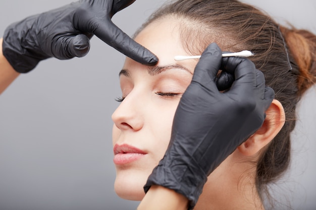 Cosmetician aplicar maquiagem permanente nas sobrancelhas