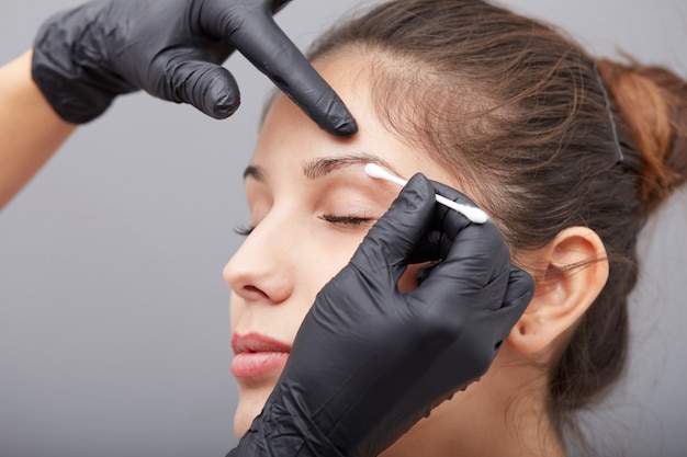 Cosmetician aplicar maquiagem permanente nas sobrancelhas