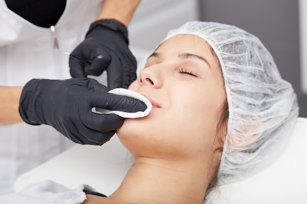 Cosmetician aplicar maquiagem permanente nos lábios