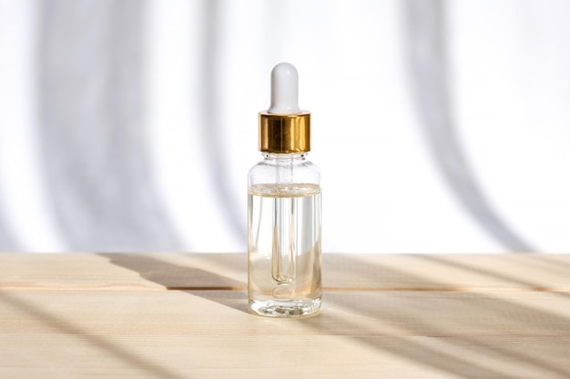 Cosmético de aceite natural Cuentagotas de vidrio Botella MockUp pipeta Concepto de spa Productos de belleza orgánicos minerales