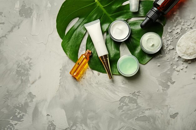 Cosmético com folha verde na cor de fundo