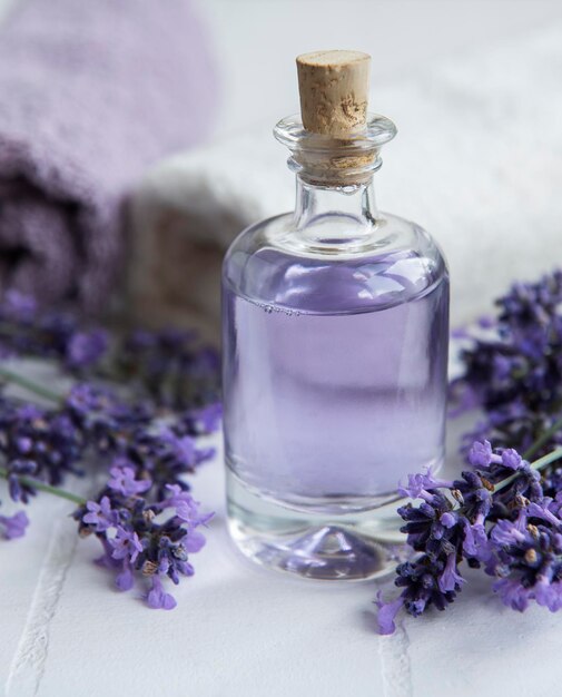 Cosmético de hierbas naturales con flores de lavanda