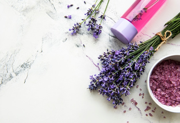 Cosmético de hierbas naturales con lavanda