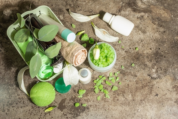 Foto cosmético natural orgânico spa com chá verde. sal marinho, sabão, óleo essencial. conceito de massagem. fundo de mármore de pedra escura, copie o espaço