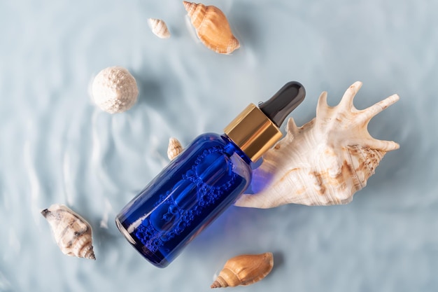 Cosmético orgânico com minerais marinhos Produto cosmético skincare e conchas no fundo da água azul Vitrine de moda para cosméticos com ingredientes marinhos