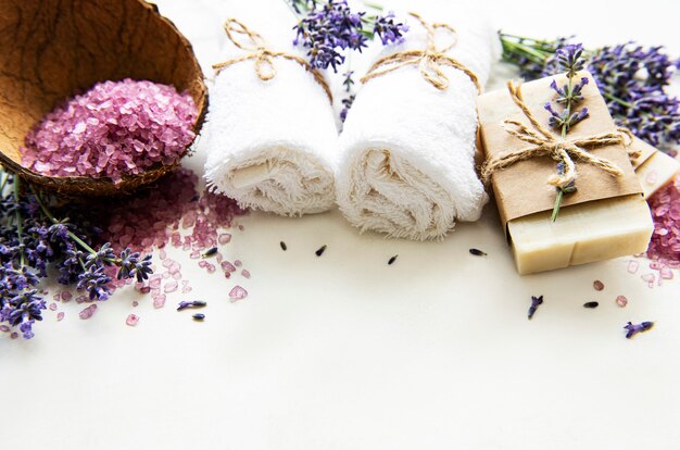 Cosmético SPA orgánico natural con flores de lavanda