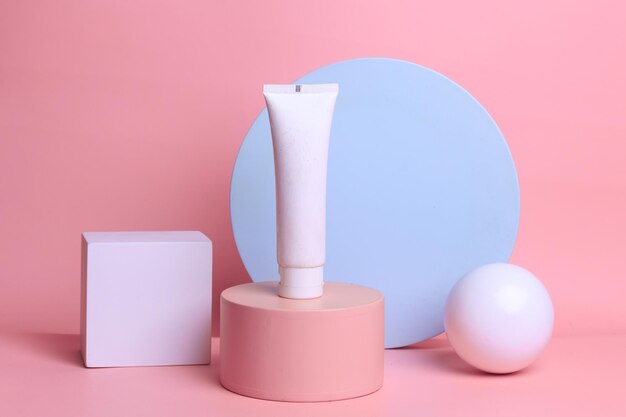 Cosmético de tubo blanco para productos cosméticos simulados con varios colores pastel geométrico