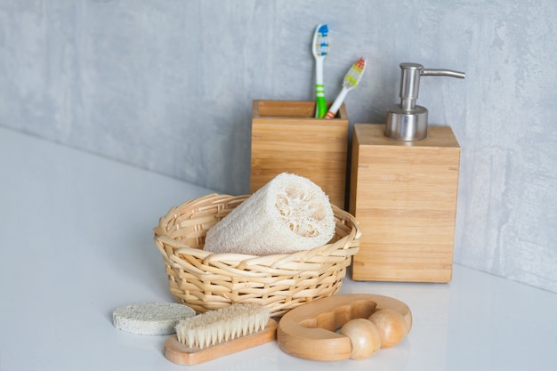 Cosméticos y accesorios de baño en mesa blanca