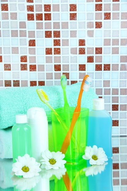 Foto cosméticos y accesorios de baño sobre fondo de mosaicos