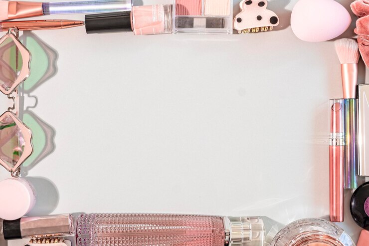 Foto cosméticos y accesorios para mujeres en forma de marco con espacio de copia en un fondo gris vista superior