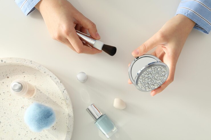 Cosméticos y accesorios sobre una mesa blanca.
