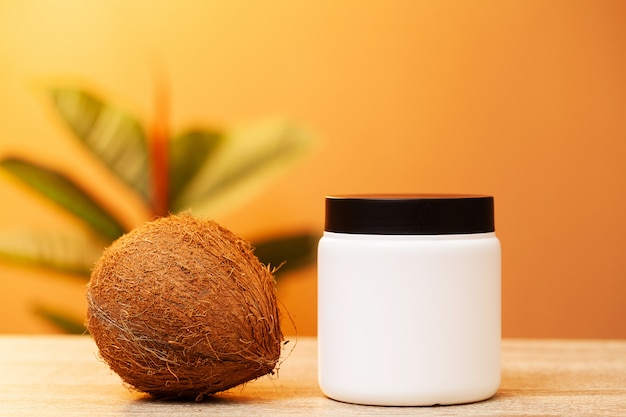 Cosméticos a base de coco para el cuidado de la piel del rostro.