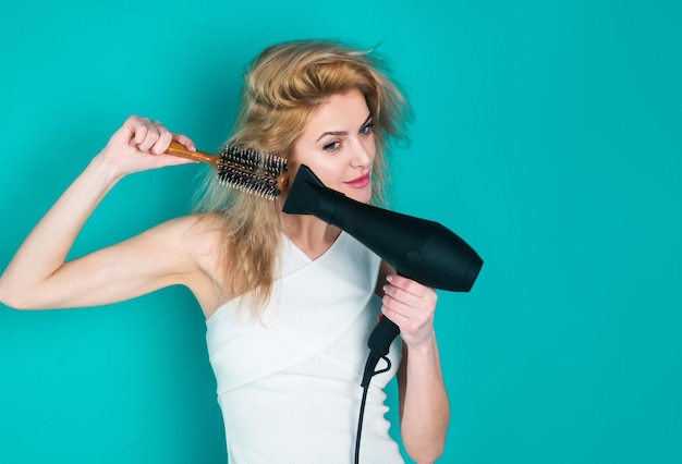 Cosméticos de belleza para el cuidado del cabello Mujer usando un secador de pelo Secador de cabello Chica joven con secador de cabello con máquina de secado de cabello