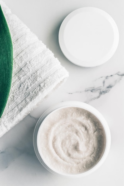 Foto cosméticos de belleza orgánicos sobre fondo plano de mármol home spa