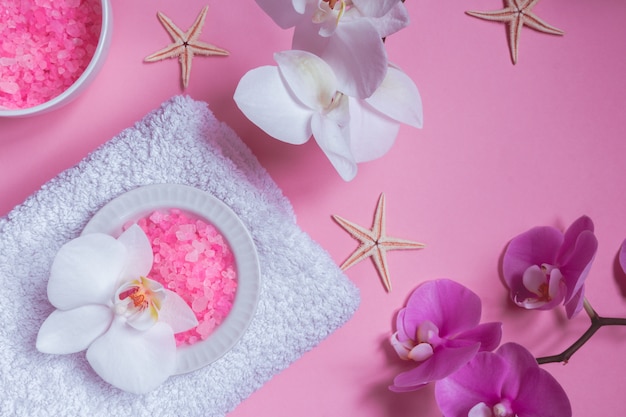 Cosméticos de belleza spa en mesa rosa desde arriba