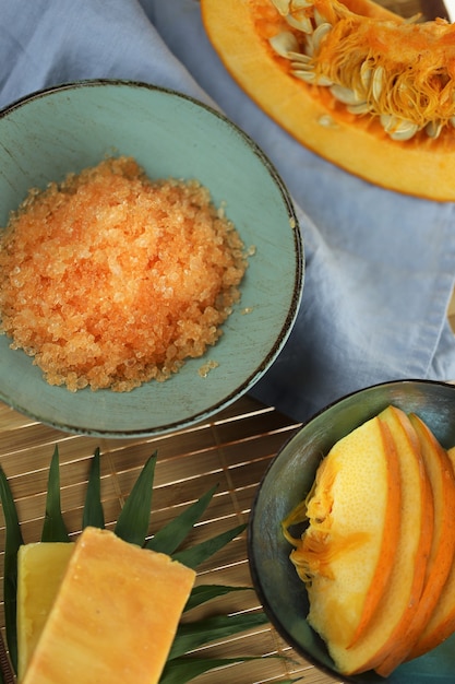 Foto cosméticos de calabaza sal marina y jabón de calabaza rodajas de calabaza