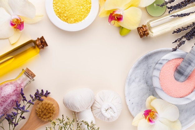 Cosméticos caseiros de spa e banho. frascos com produtos cosméticos spa em fundo pastel, vista superior.