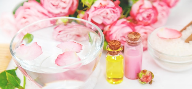 Cosméticos com extrato de flor rosa.