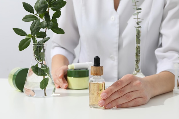 Cosméticos com frascos químicos e uma flor