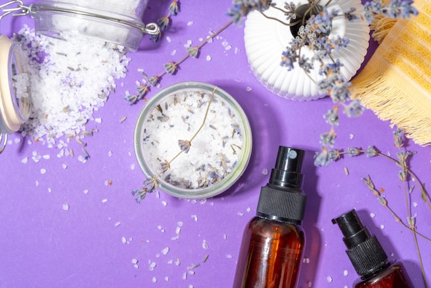 Cosméticos com óleo de lavanda e flores