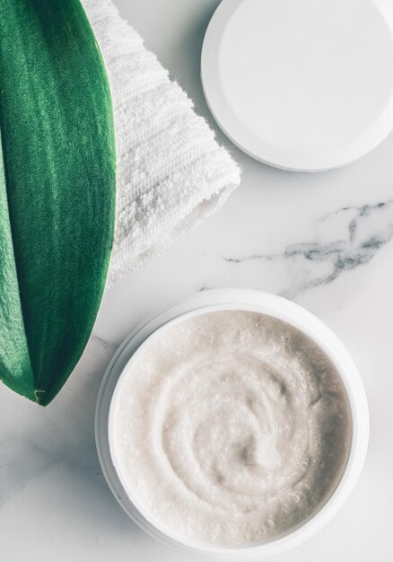 Cosméticos de beleza orgânicos em fundo flatlay de spa em casa de mármore