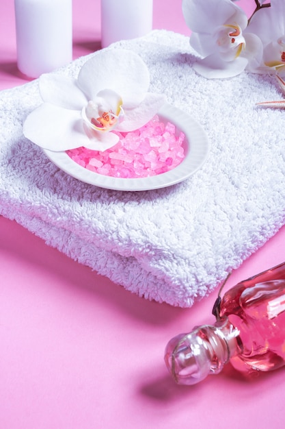 Cosméticos de beleza Spa na mesa-de-rosa de cima