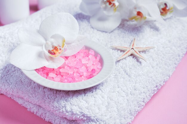 Cosméticos de beleza Spa na mesa-de-rosa de cima