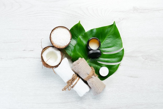 Cosméticos de coco e óleo de coco O conceito de cosméticos e spa Vista superior Espaço para cópia gratuita