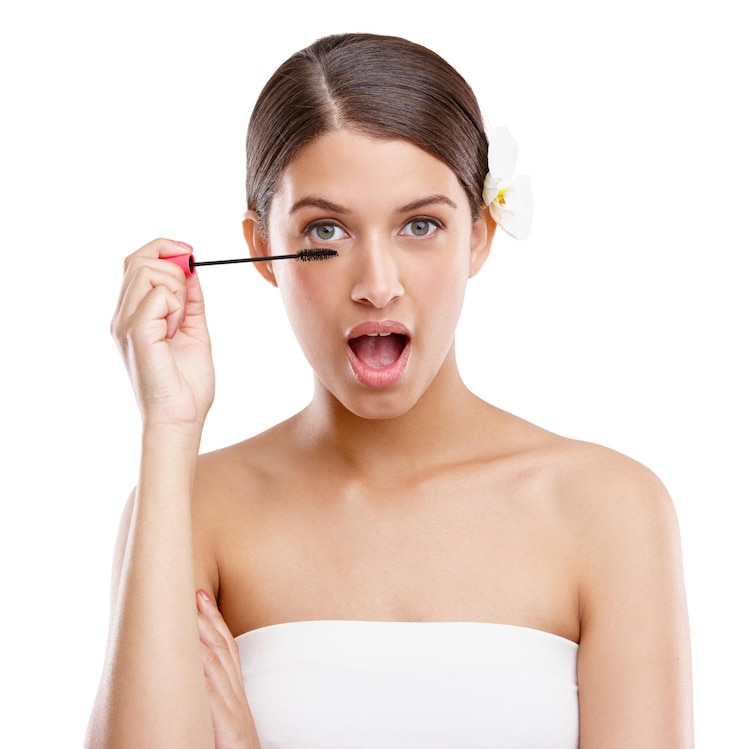 Foto cosméticos de maquiagem e retrato de mulher com cuidados com a pele com escova e rosto chocado para beleza em estúdio dermatologia cosméticos e menina com cuidado com a pele de máscara ou aplicação de pestanas em fundo branco