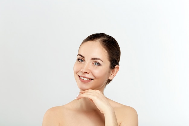 Cosméticos de mulher de beleza. Retrato de pele limpa perfeita feminina. Cosmetologia, beleza e spa