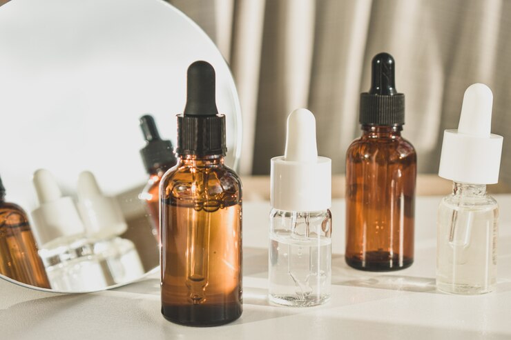 Cosméticos de spa em frascos de vidro marrom sobre uma mesa branca.