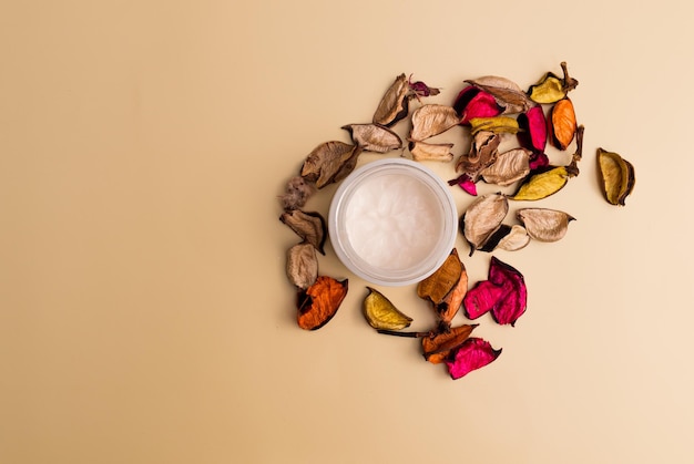 Cosméticos ecológicos orgánicos naturales Crema casera hecha a mano con ingredientes de hierbas y flores planas