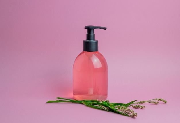 Cosméticos em rosa. Minimalismo. Cuidados com a pele.