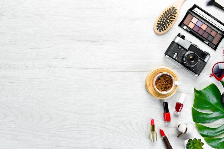 Foto cosméticos femeninos en el escritorio de oficina blanco bloc de notas para computadora portátil lápiz labial en polvo peine joyería para mujer vista superior espacio libre para su texto endecha plana