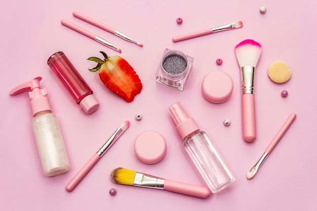 Cosméticos maquiagem em fundo rosa