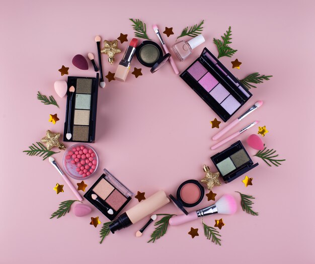 Cosméticos de maquillaje decorativo navideño.