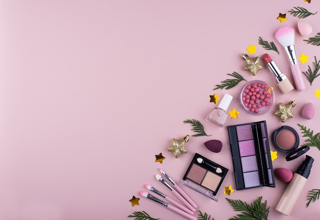 Cosméticos de maquillaje decorativo navideño.