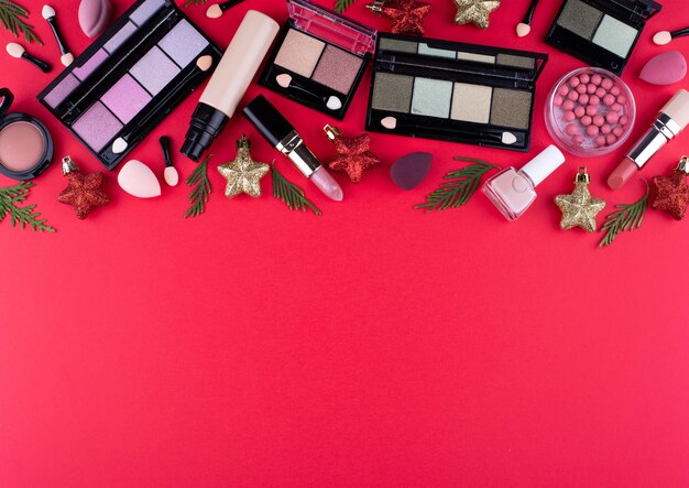 Cosméticos de maquillaje decorativo navideño.