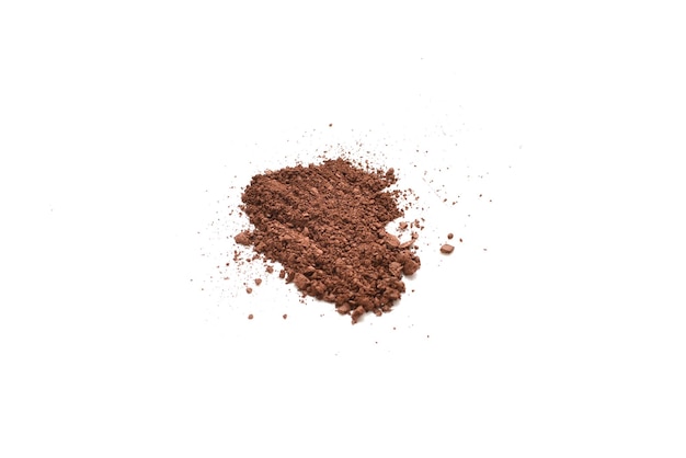 Foto cosméticos de maquillaje sombra de ojos en color marrón paleta triturada polvo de sombra de ojos colorido sobre fondo blanco