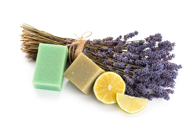 Cosméticos naturais com lavanda e laranja, limão para spa caseiro em fundo branco